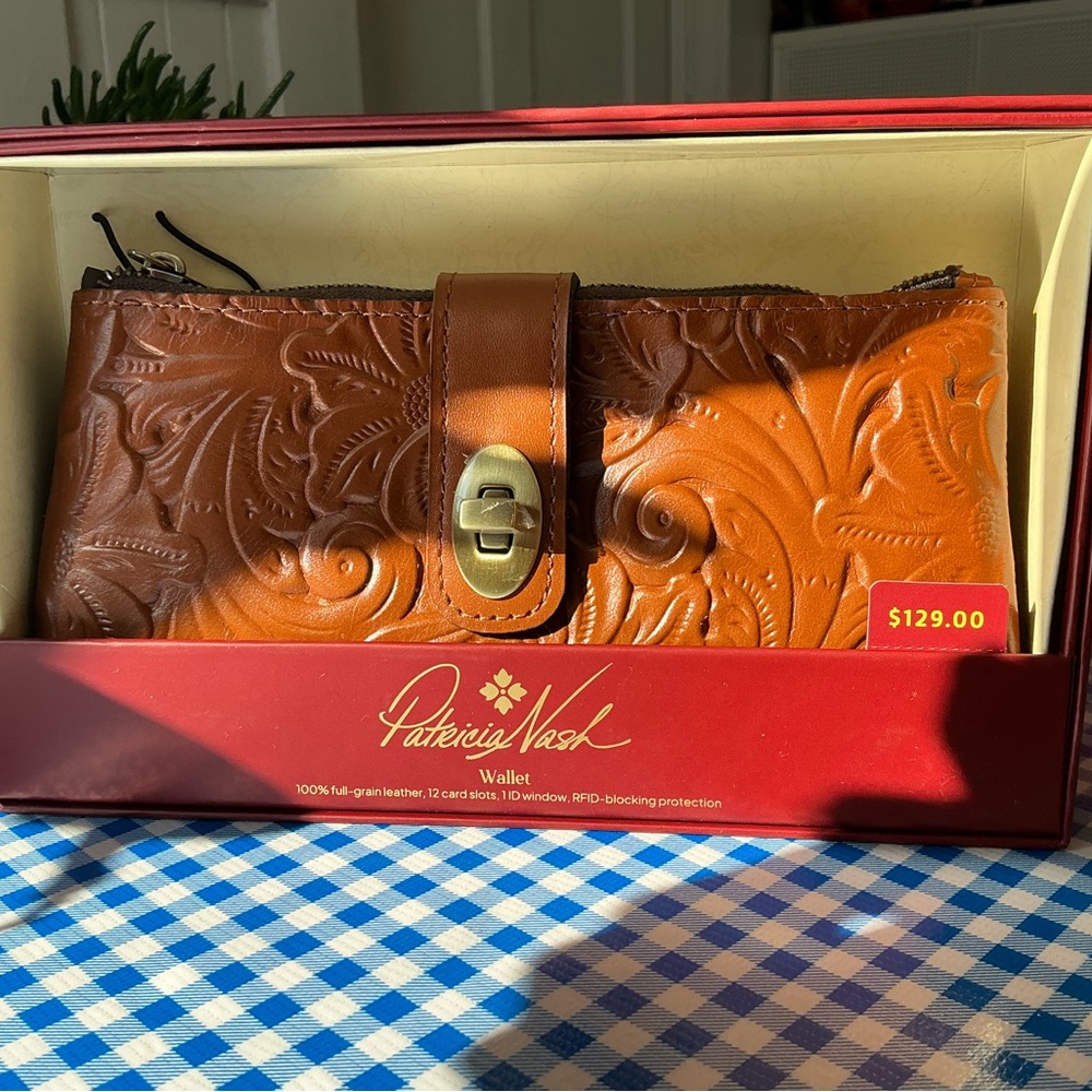 Patricia Nash Florence Floral Embossed Leather Wallet Gift Box in Tan NWT $129